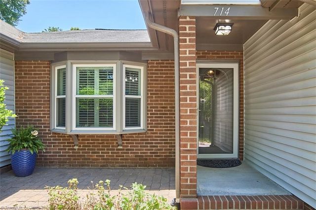 714 Woodbury Knolls Drive, Winston-salem, NC 27104