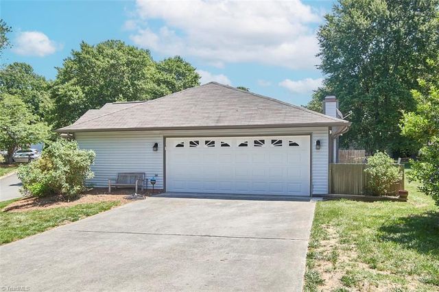 714 Woodbury Knolls Drive, Winston-salem, NC 27104