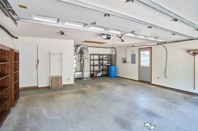 714 Woodbury Knolls Drive, Winston-salem, NC 27104