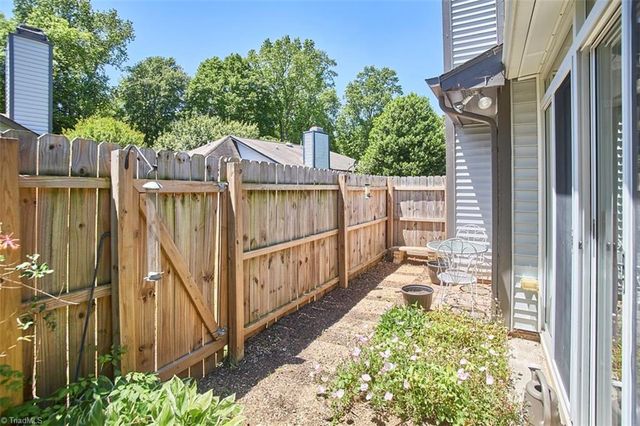 714 Woodbury Knolls Drive, Winston-salem, NC 27104