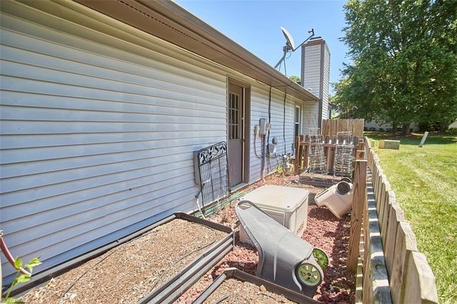 714 Woodbury Knolls Drive, Winston-salem, NC 27104