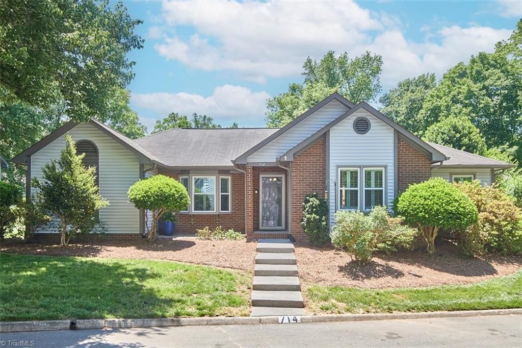 714 Woodbury Knolls Drive, Winston-salem, NC 27104