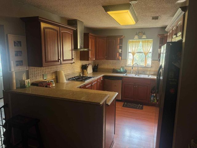 211 Avenue I, Alvin, TX 77511