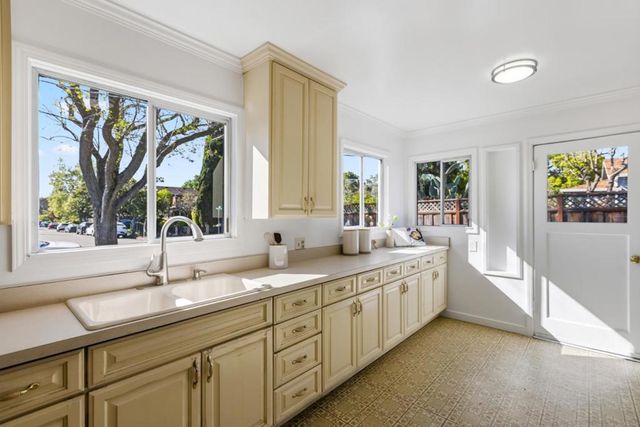 2130 Madison Avenue, Redwood City, CA 94061