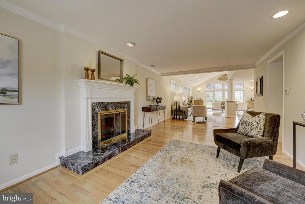 Image 10 of property listing at 1112 FALLSMEAD WAY, Potomac, MD 20854