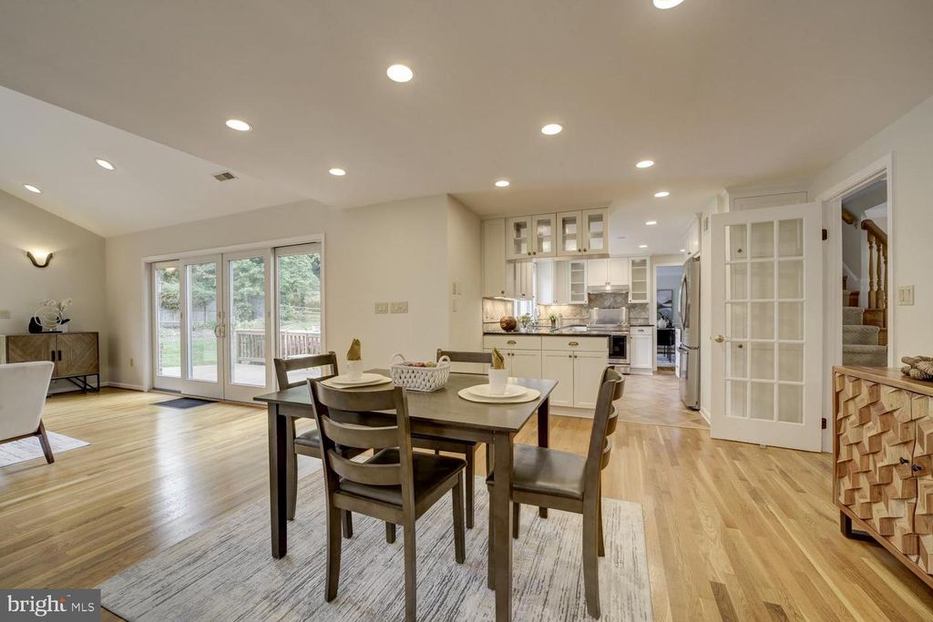 Image 11 of property listing at 1112 FALLSMEAD WAY, Potomac, MD 20854
