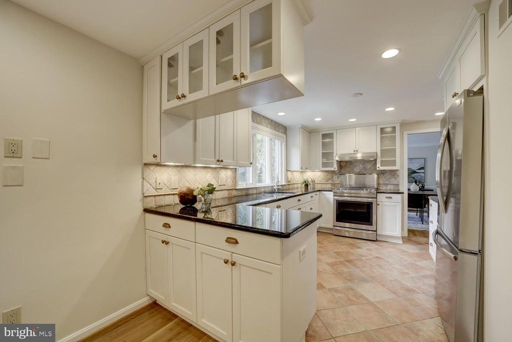 Image 13 of property listing at 1112 FALLSMEAD WAY, Potomac, MD 20854