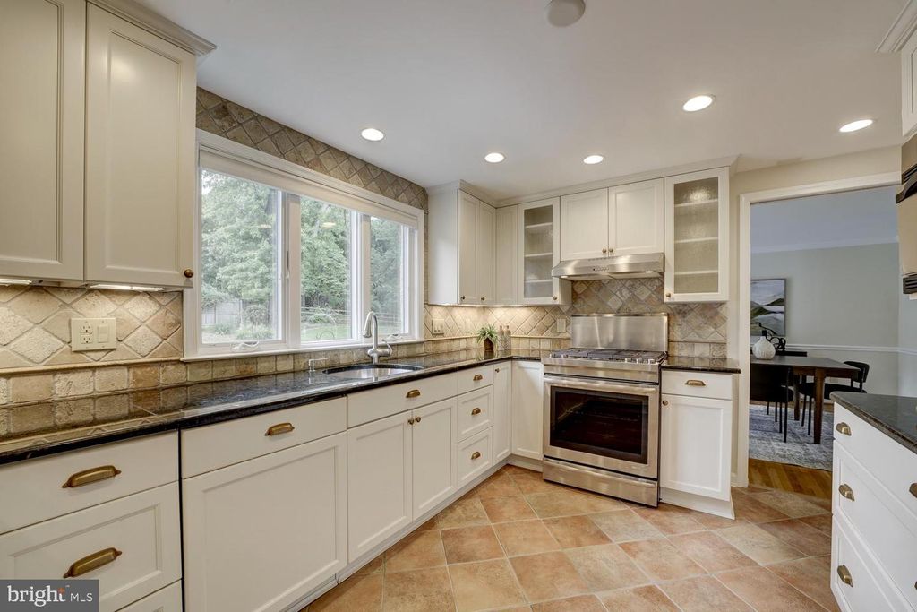 Image 14 of property listing at 1112 FALLSMEAD WAY, Potomac, MD 20854