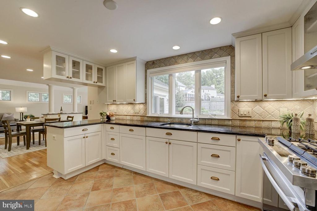 Image 16 of property listing at 1112 FALLSMEAD WAY, Potomac, MD 20854