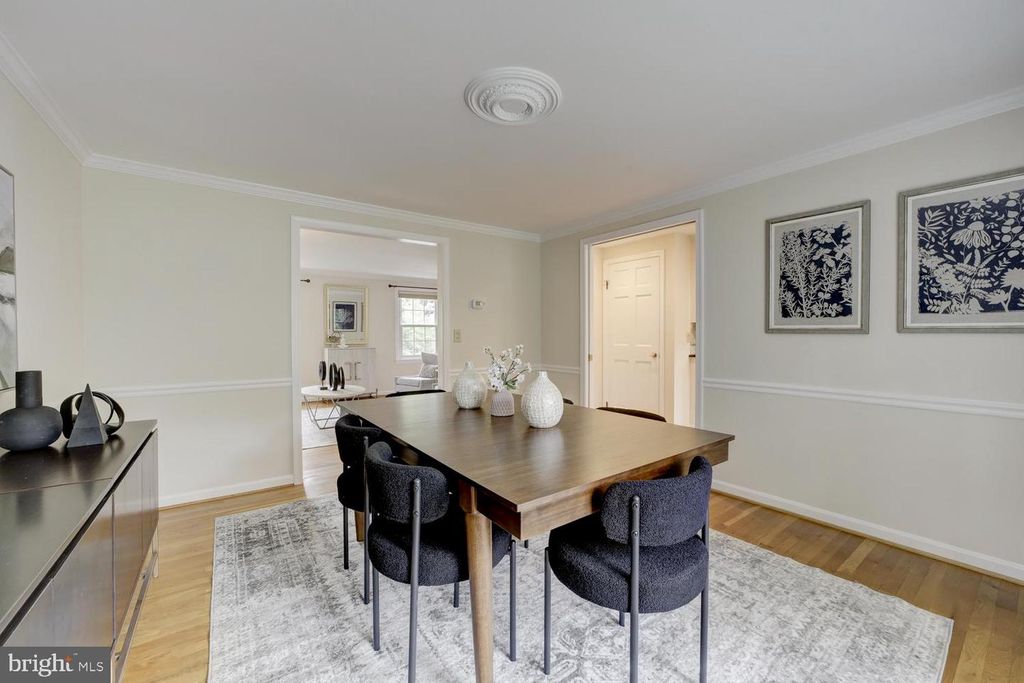 Image 17 of property listing at 1112 FALLSMEAD WAY, Potomac, MD 20854