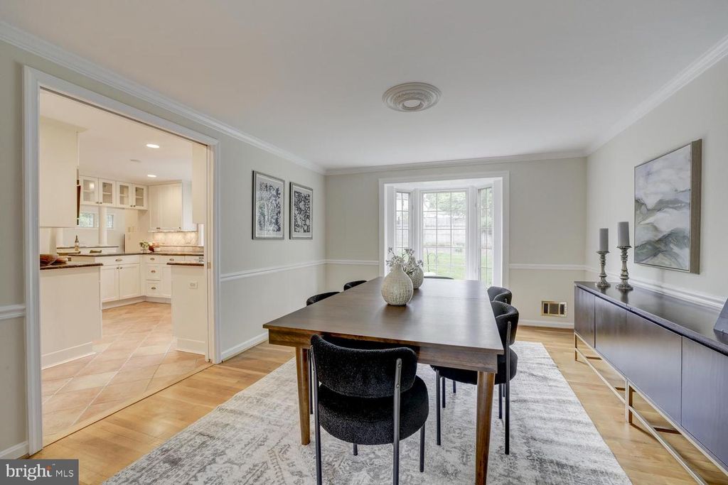 Image 18 of property listing at 1112 FALLSMEAD WAY, Potomac, MD 20854