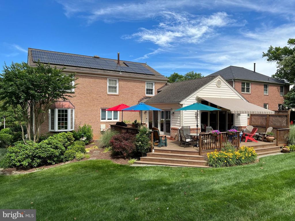 Image 2 of property listing at 1112 FALLSMEAD WAY, Potomac, MD 20854