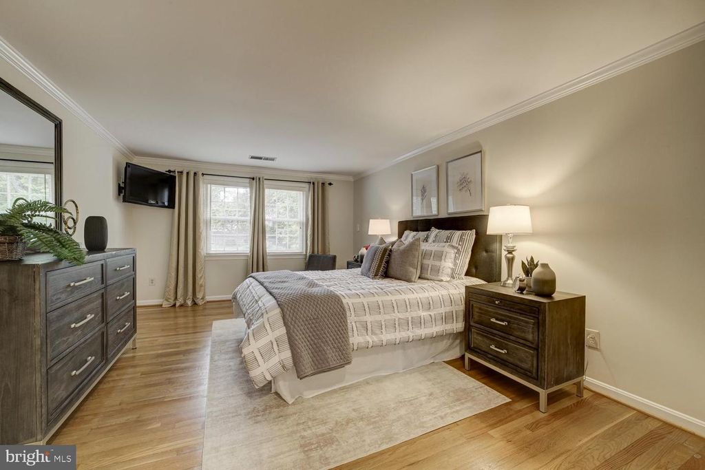 Image 25 of property listing at 1112 FALLSMEAD WAY, Potomac, MD 20854