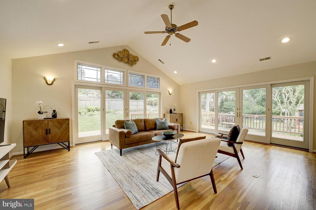 Image 3 of property listing at 1112 FALLSMEAD WAY, Potomac, MD 20854