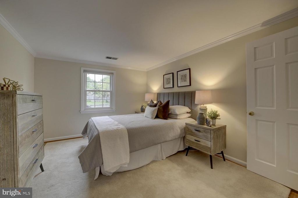 Image 31 of property listing at 1112 FALLSMEAD WAY, Potomac, MD 20854