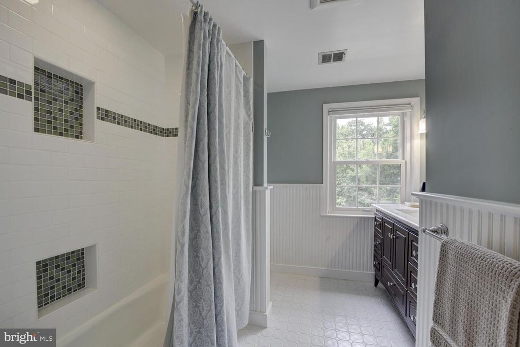 Image 32 of property listing at 1112 FALLSMEAD WAY, Potomac, MD 20854