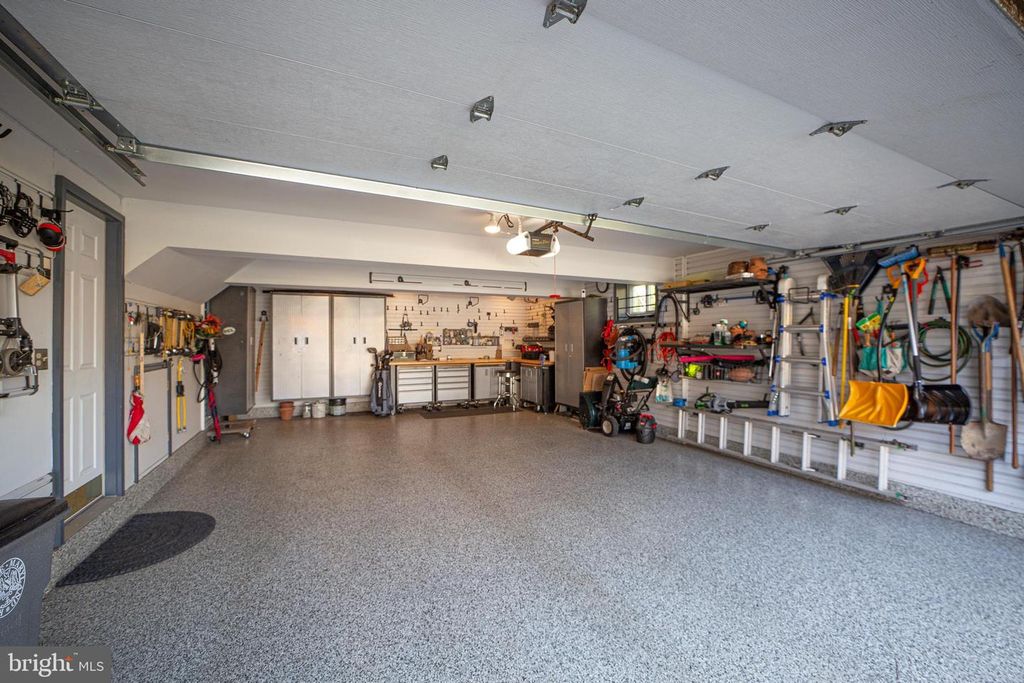 Image 42 of property listing at 1112 FALLSMEAD WAY, Potomac, MD 20854