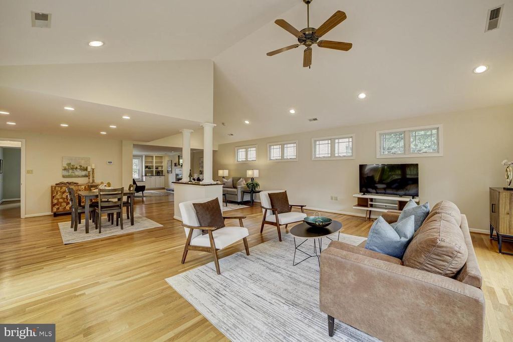 Image 5 of property listing at 1112 FALLSMEAD WAY, Potomac, MD 20854