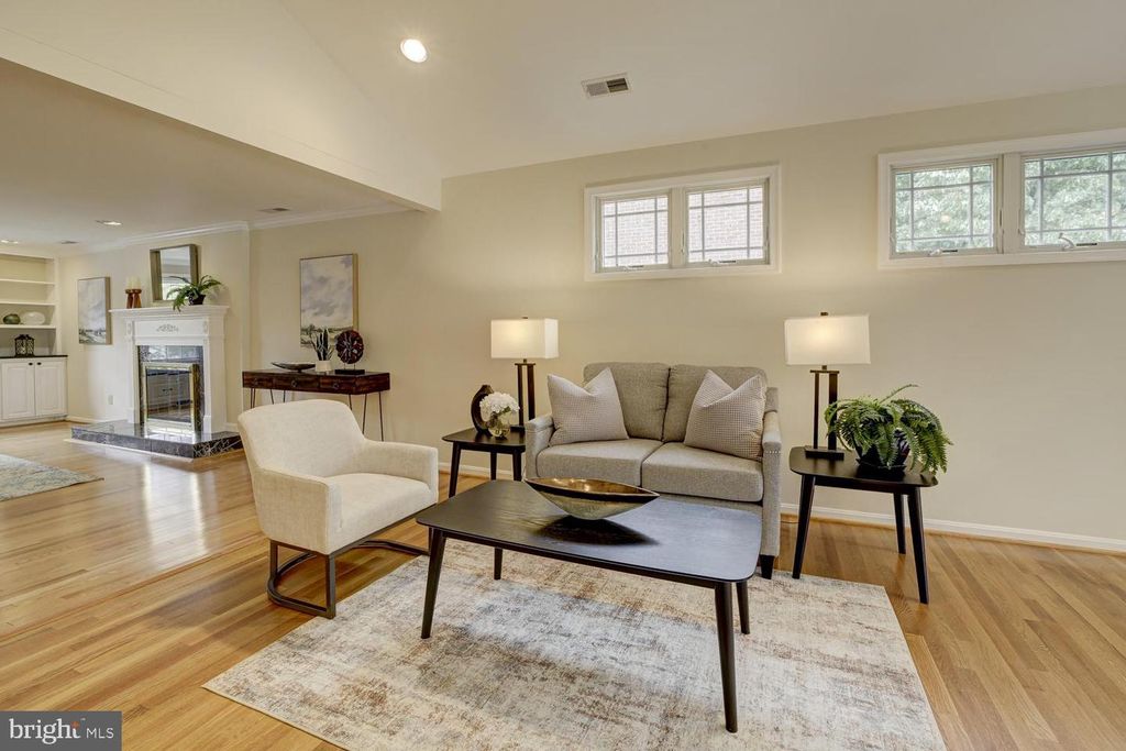 Image 6 of property listing at 1112 FALLSMEAD WAY, Potomac, MD 20854