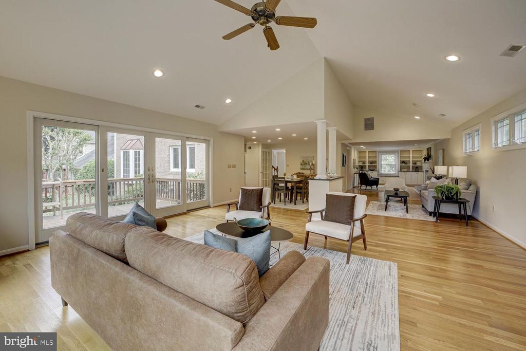 Image 7 of property listing at 1112 FALLSMEAD WAY, Potomac, MD 20854