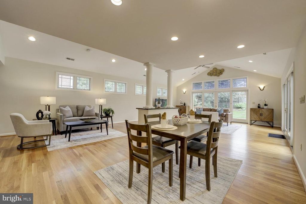 Image 8 of property listing at 1112 FALLSMEAD WAY, Potomac, MD 20854