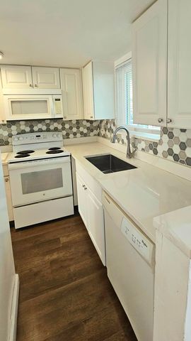 1501 Crescent Circle B10, West Palm Beach, FL 33403