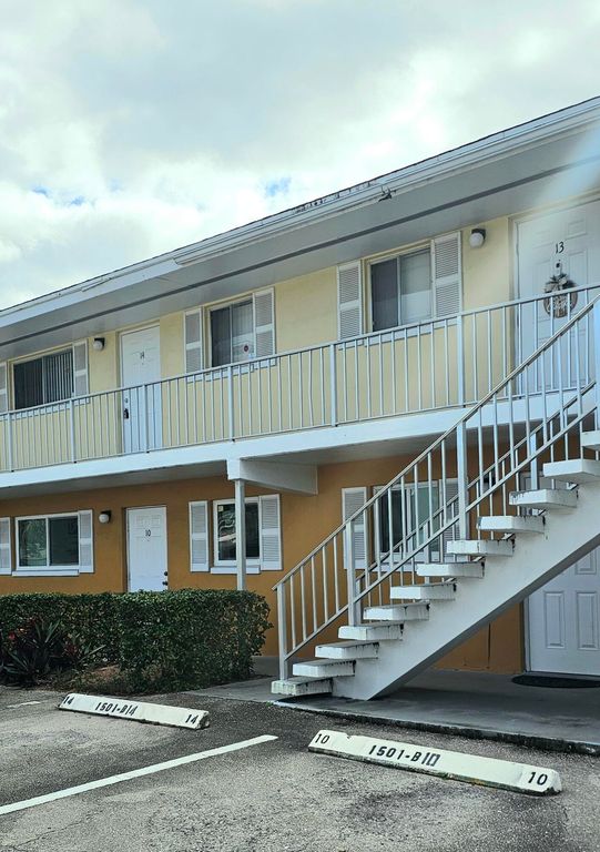 1501 Crescent Circle B10, West Palm Beach, FL 33403