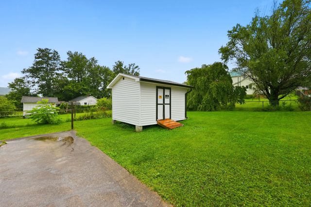 153 S Madison Avenue, Irvine, KY 40336