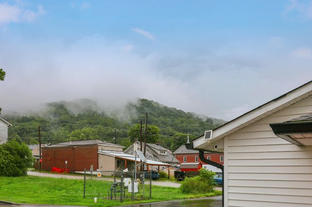 153 S Madison Avenue, Irvine, KY 40336