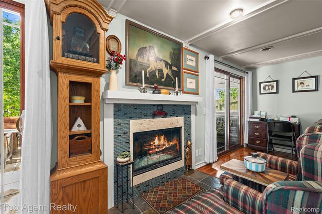 312 Beach Drive, Oakland Charter Township, MI 48363