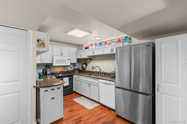 312 Beach Drive, Oakland Charter Township, MI 48363