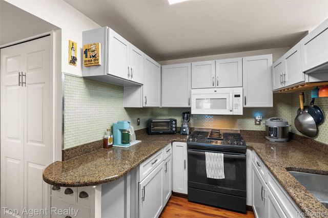 312 Beach Drive, Oakland Charter Township, MI 48363