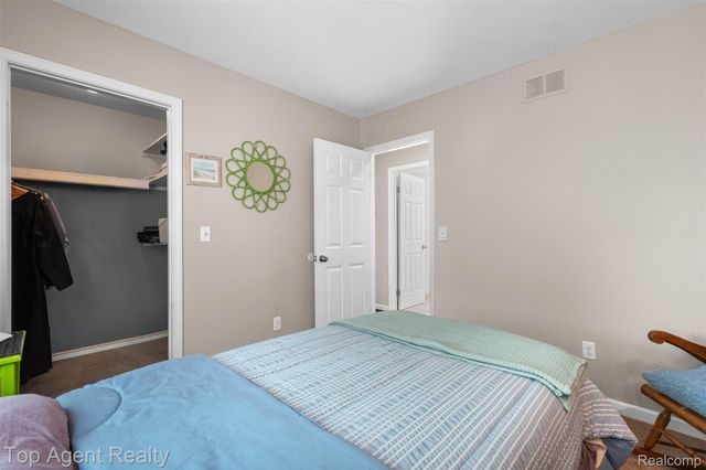 312 Beach Drive, Oakland Charter Township, MI 48363