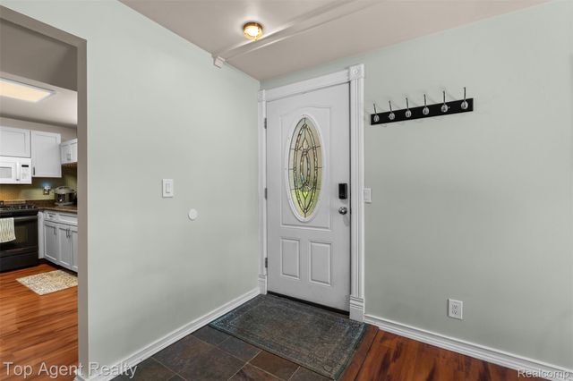 312 Beach Drive, Oakland Charter Township, MI 48363