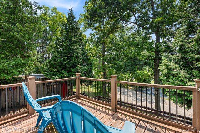 312 Beach Drive, Oakland Charter Township, MI 48363