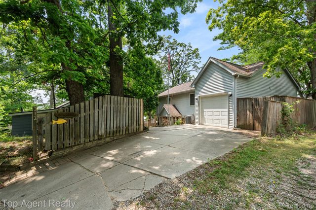 312 Beach Drive, Oakland Charter Township, MI 48363