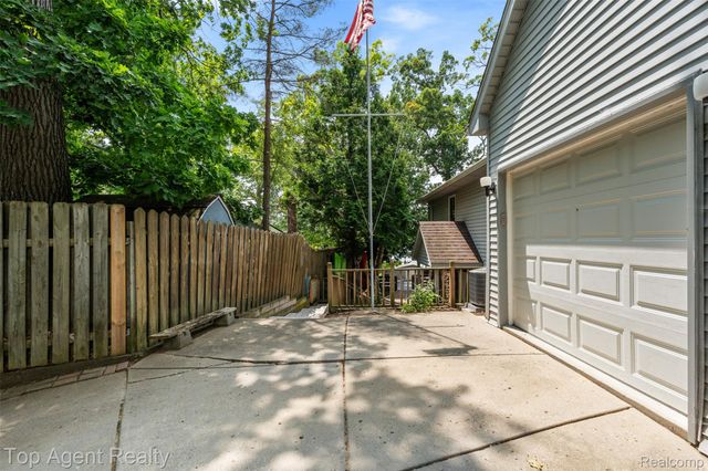 312 Beach Drive, Oakland Charter Township, MI 48363