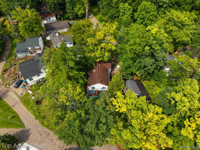 312 Beach Drive, Oakland Charter Township, MI 48363