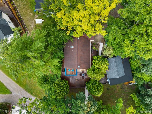 312 Beach Drive, Oakland Charter Township, MI 48363