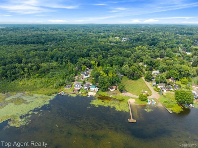 312 Beach Drive, Oakland Charter Township, MI 48363