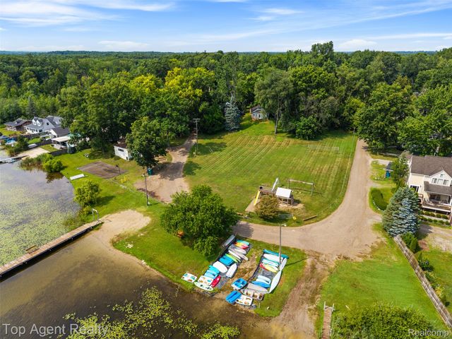 312 Beach Drive, Oakland Charter Township, MI 48363