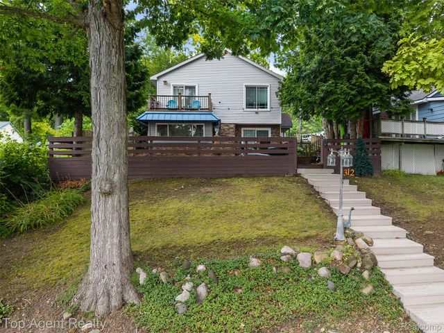 312 Beach Drive, Oakland Charter Township, MI 48363