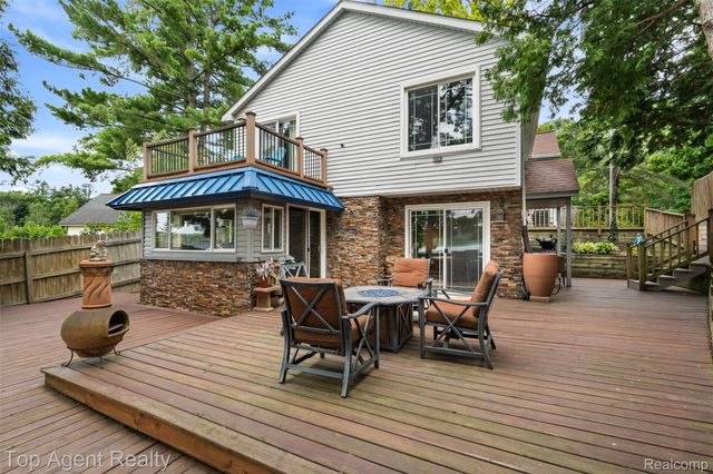 312 Beach Drive, Oakland Charter Township, MI 48363