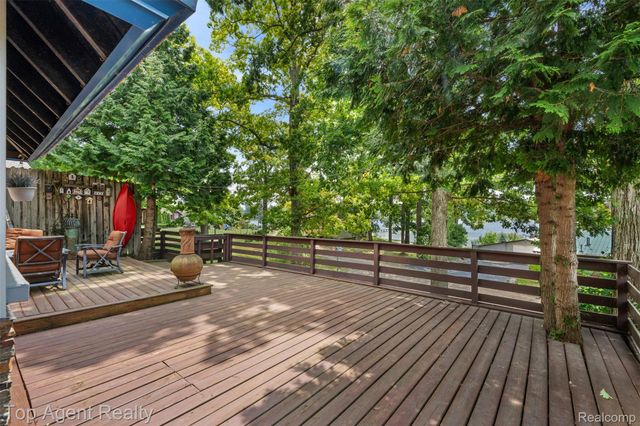 312 Beach Drive, Oakland Charter Township, MI 48363
