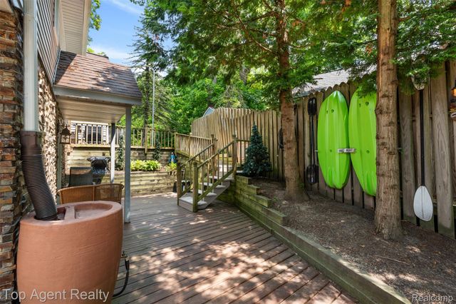 312 Beach Drive, Oakland Charter Township, MI 48363