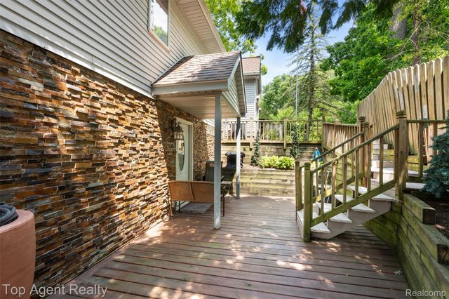 312 Beach Drive, Oakland Charter Township, MI 48363