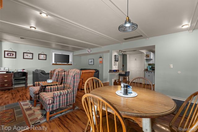 312 Beach Drive, Oakland Charter Township, MI 48363