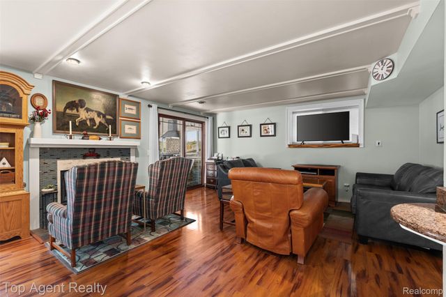 312 Beach Drive, Oakland Charter Township, MI 48363