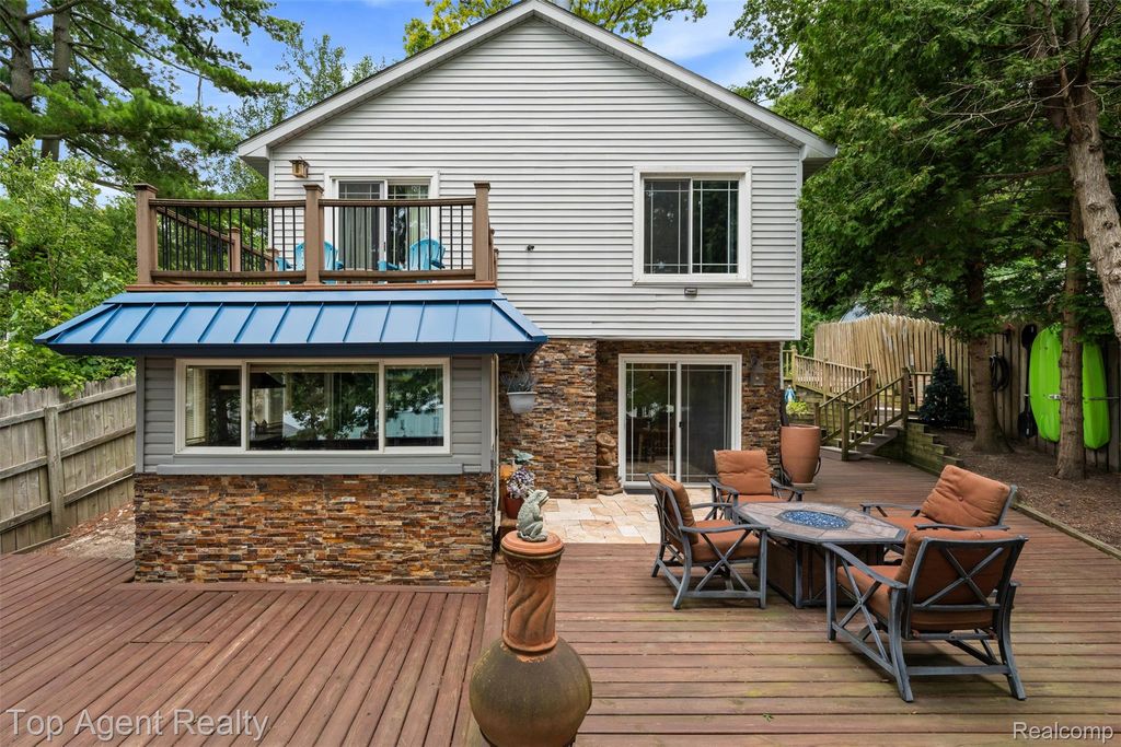 312 Beach Drive, Oakland Charter Township, MI 48363
