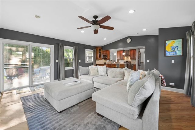 725 Buffalo Circle, Carol Stream, IL 60188